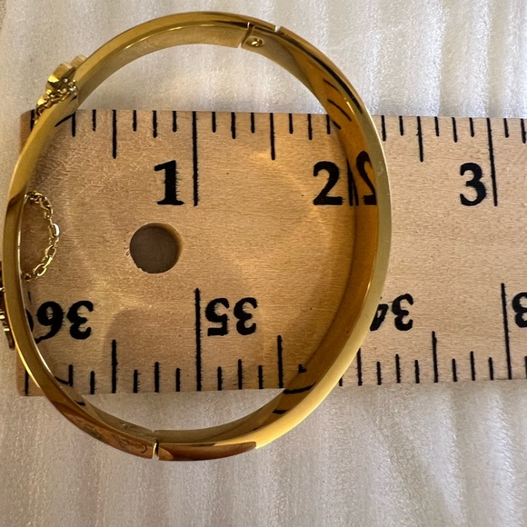 Goldstone bracelet with white flower and Lock and key accents - Picture 6 of 7